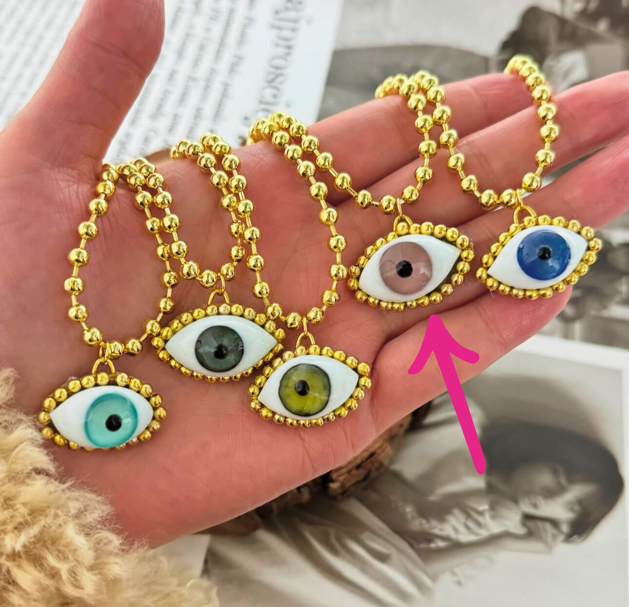 Collar ojo de cristal con bolitas