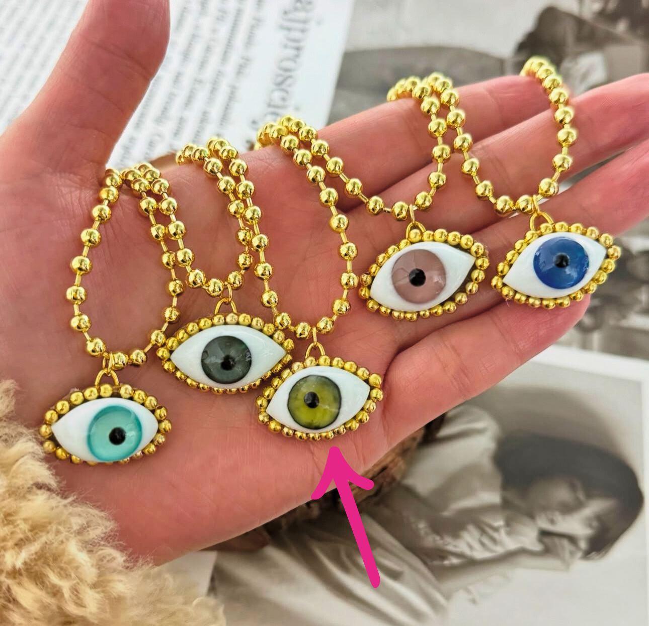 Collar ojo de cristal con bolitas