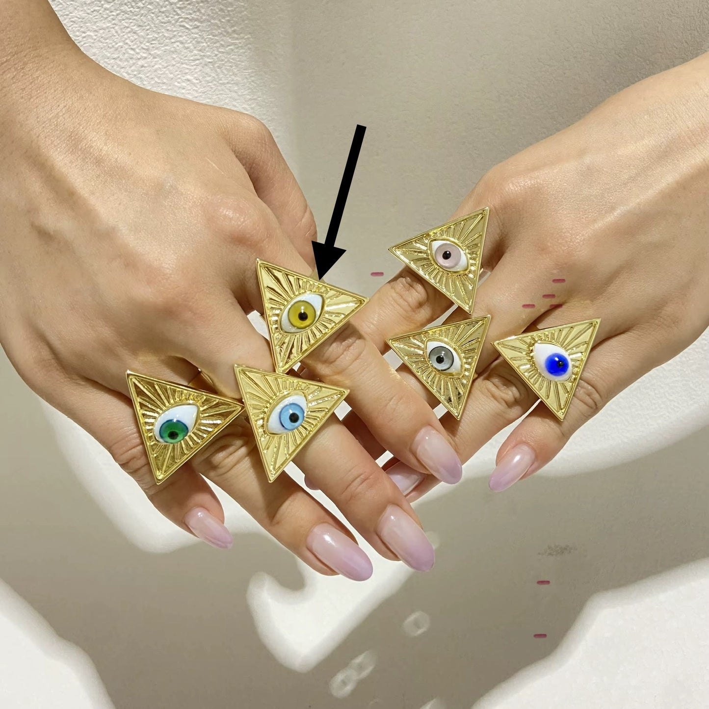 Anillo triángulo con ojo de cristal