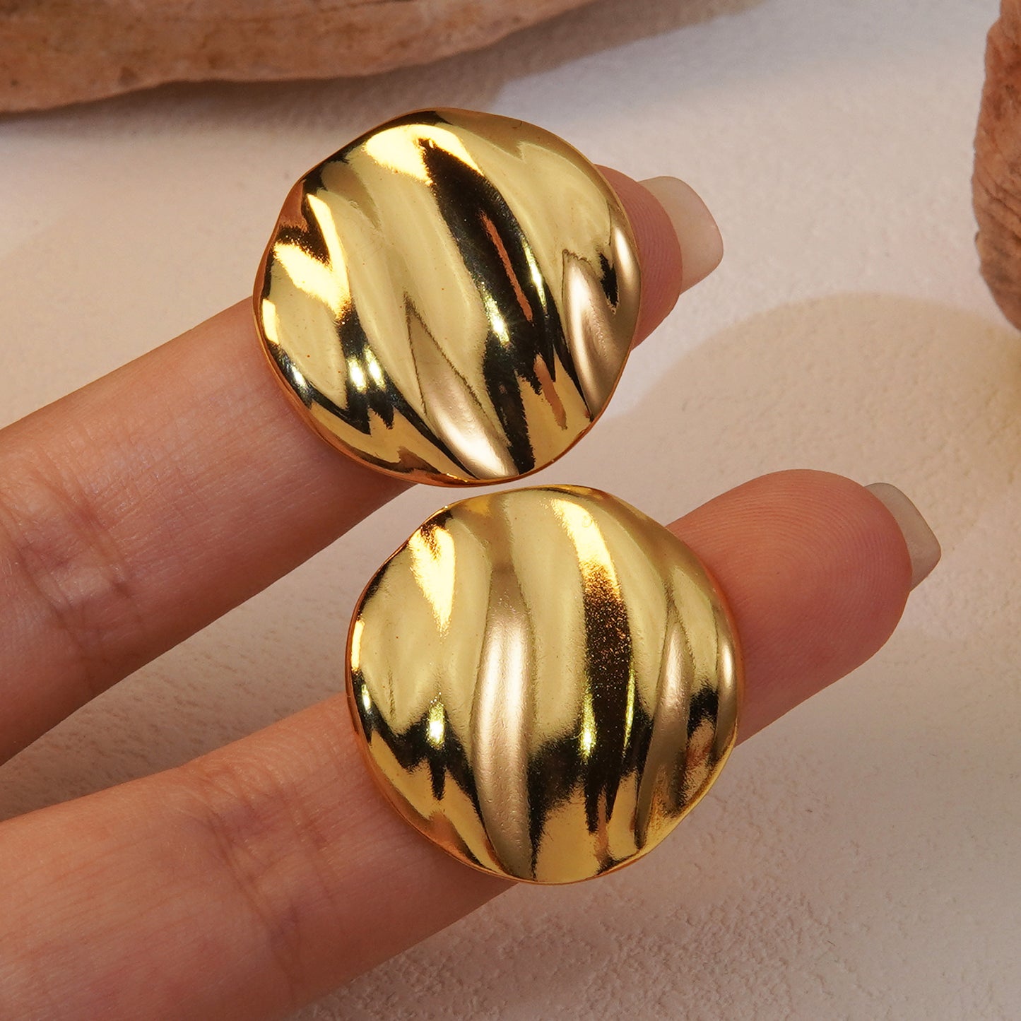Aretes boton arrugado