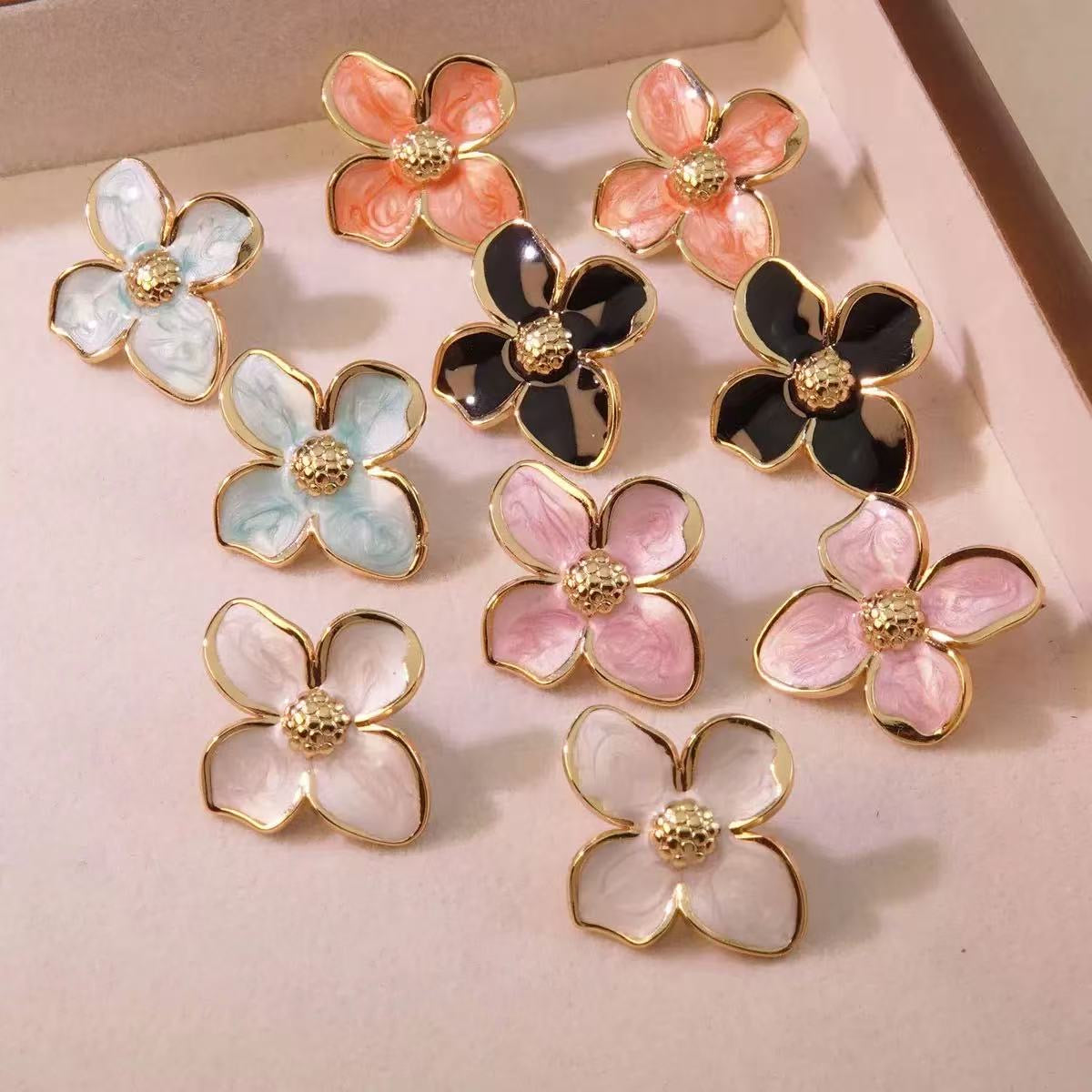 Aretes flor cuatro pétalos color