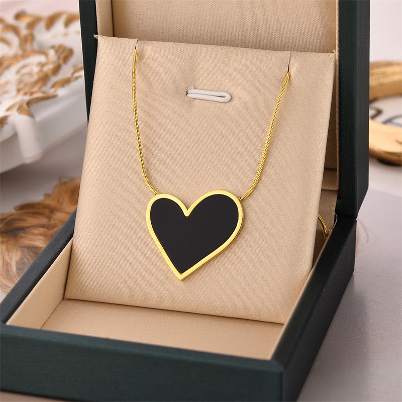 Collar corazón planchado negro
