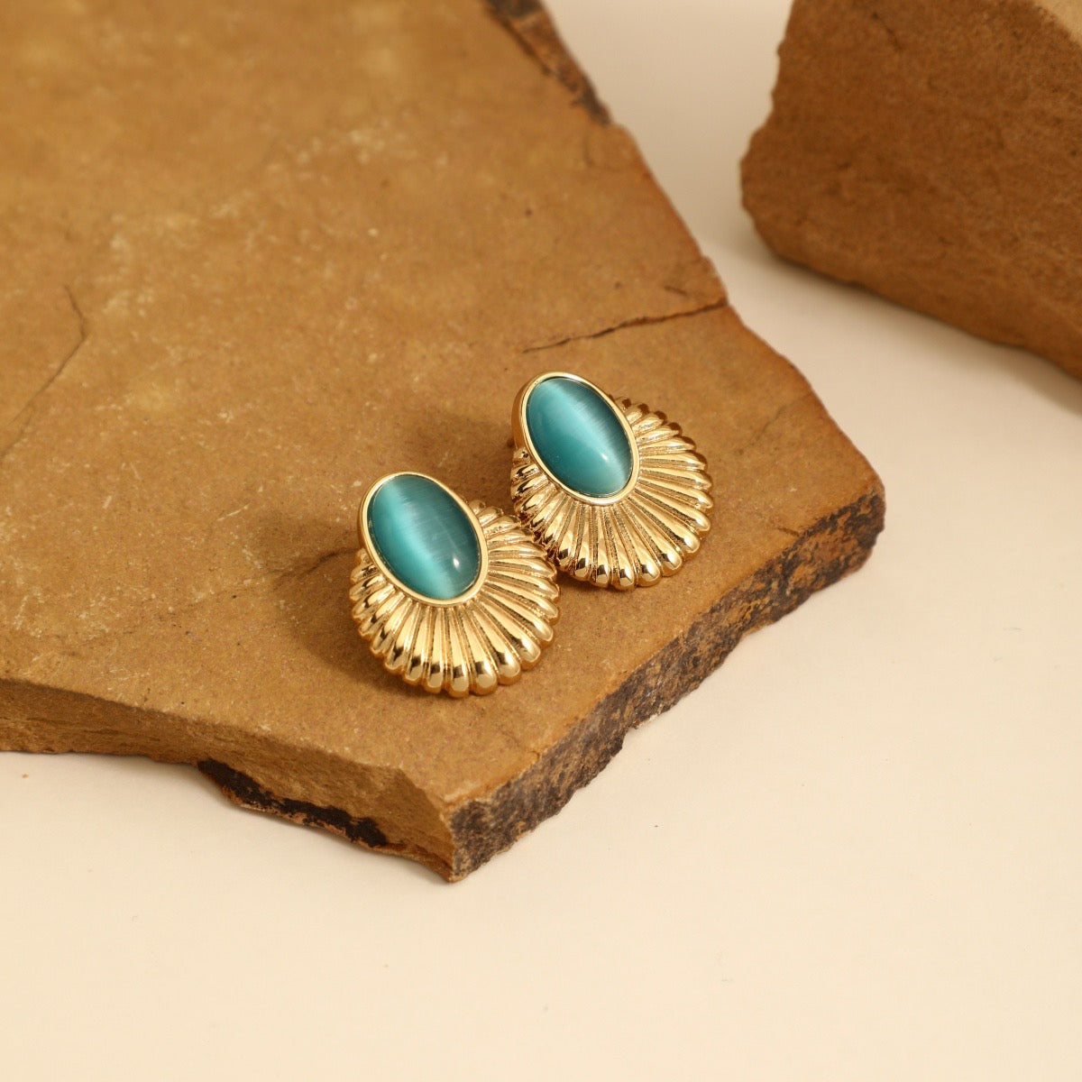 Aretes con piedrita de color