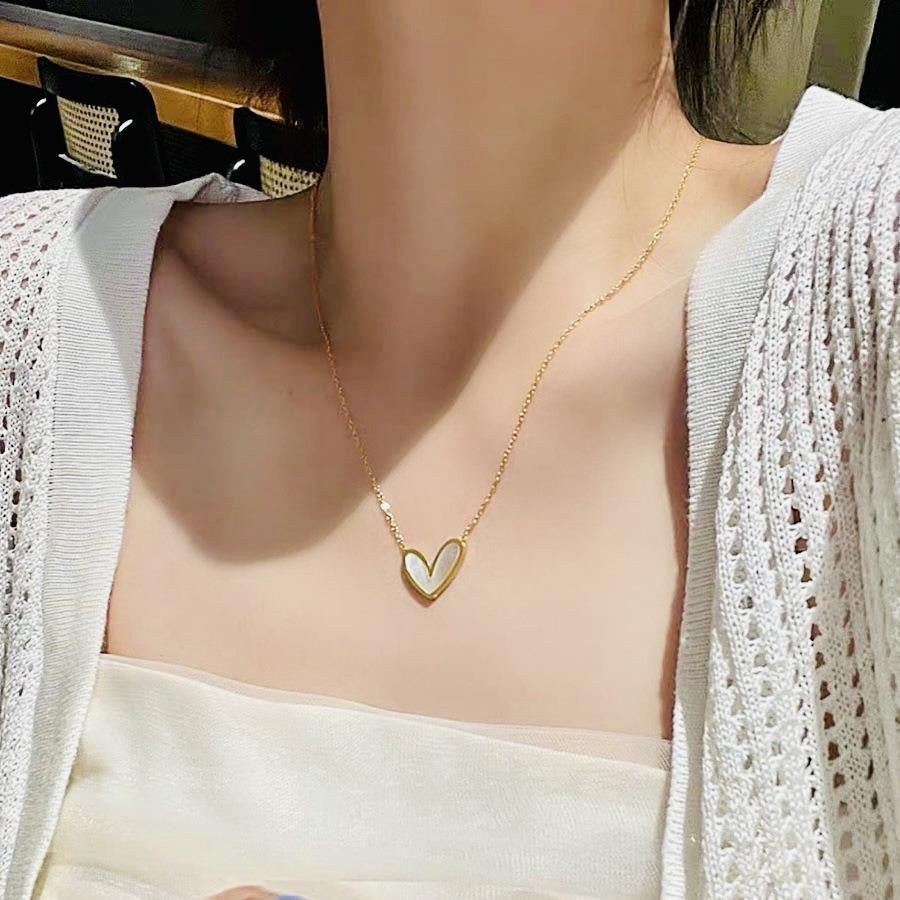 Collar corazón blanco