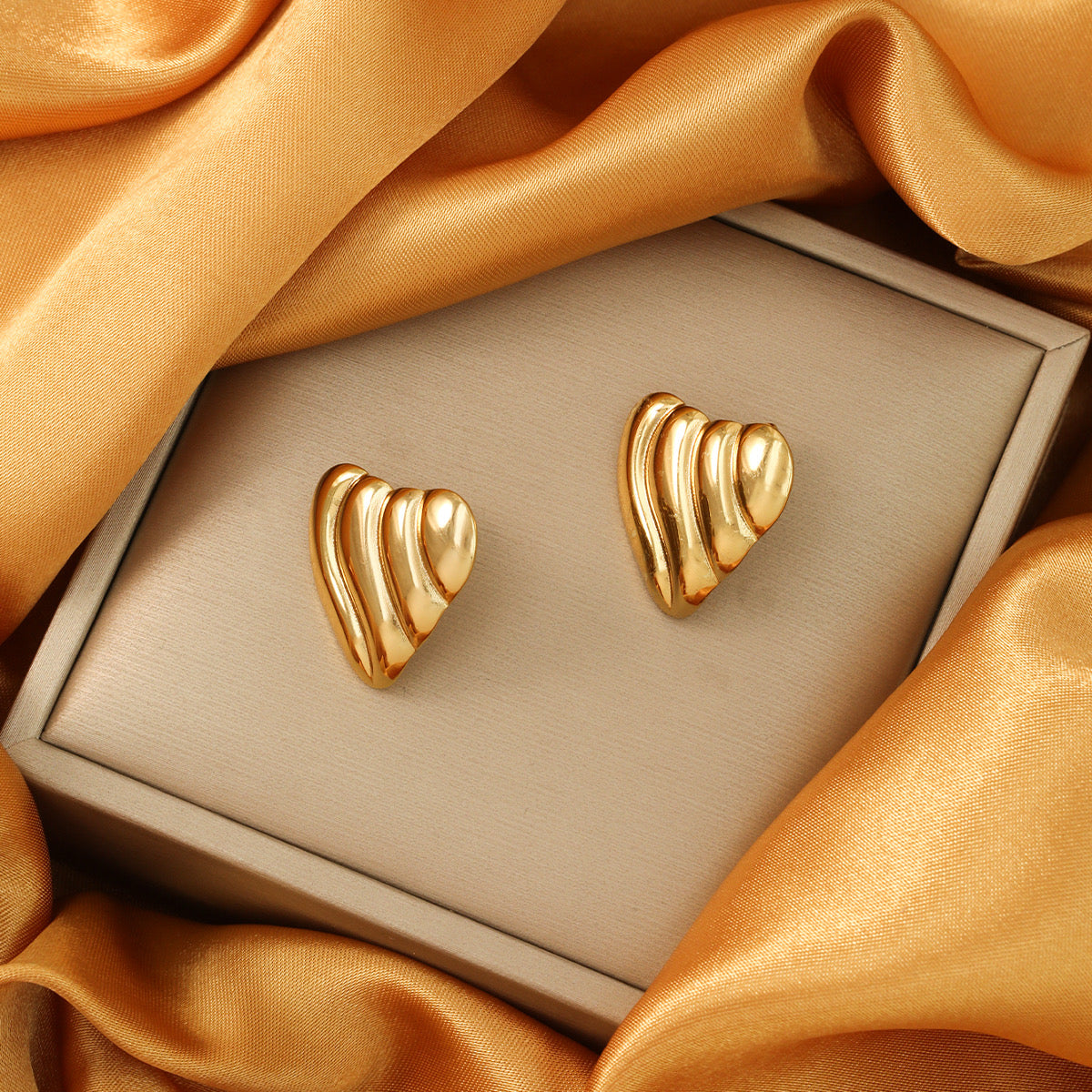 Aretes corazón rayado