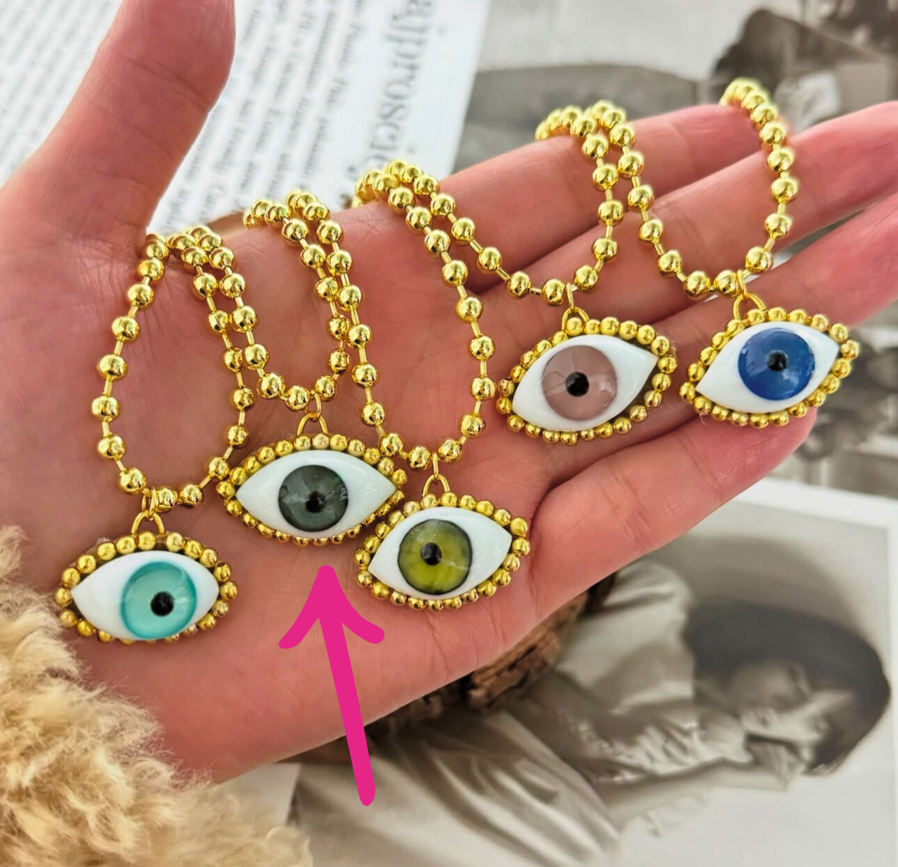 Collar ojo de cristal con bolitas