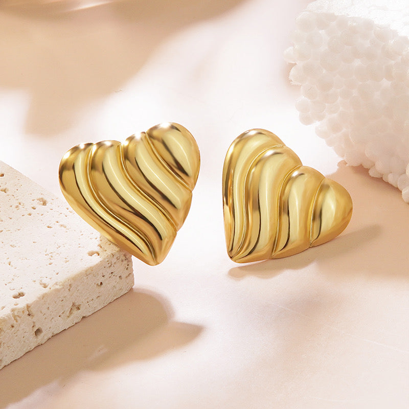 Aretes corazón rayado
