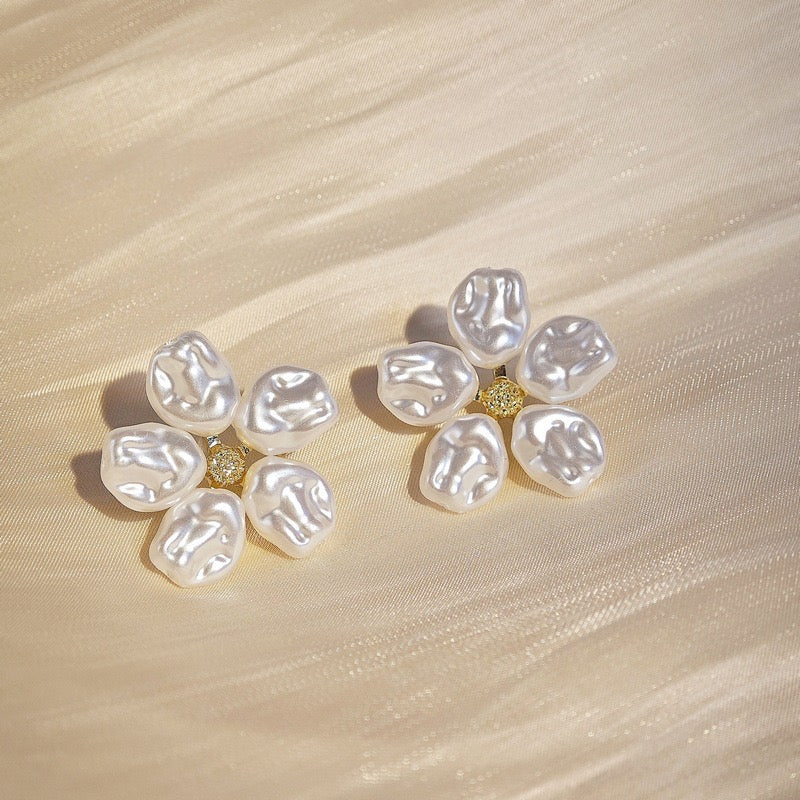 Aretes flor aperlado