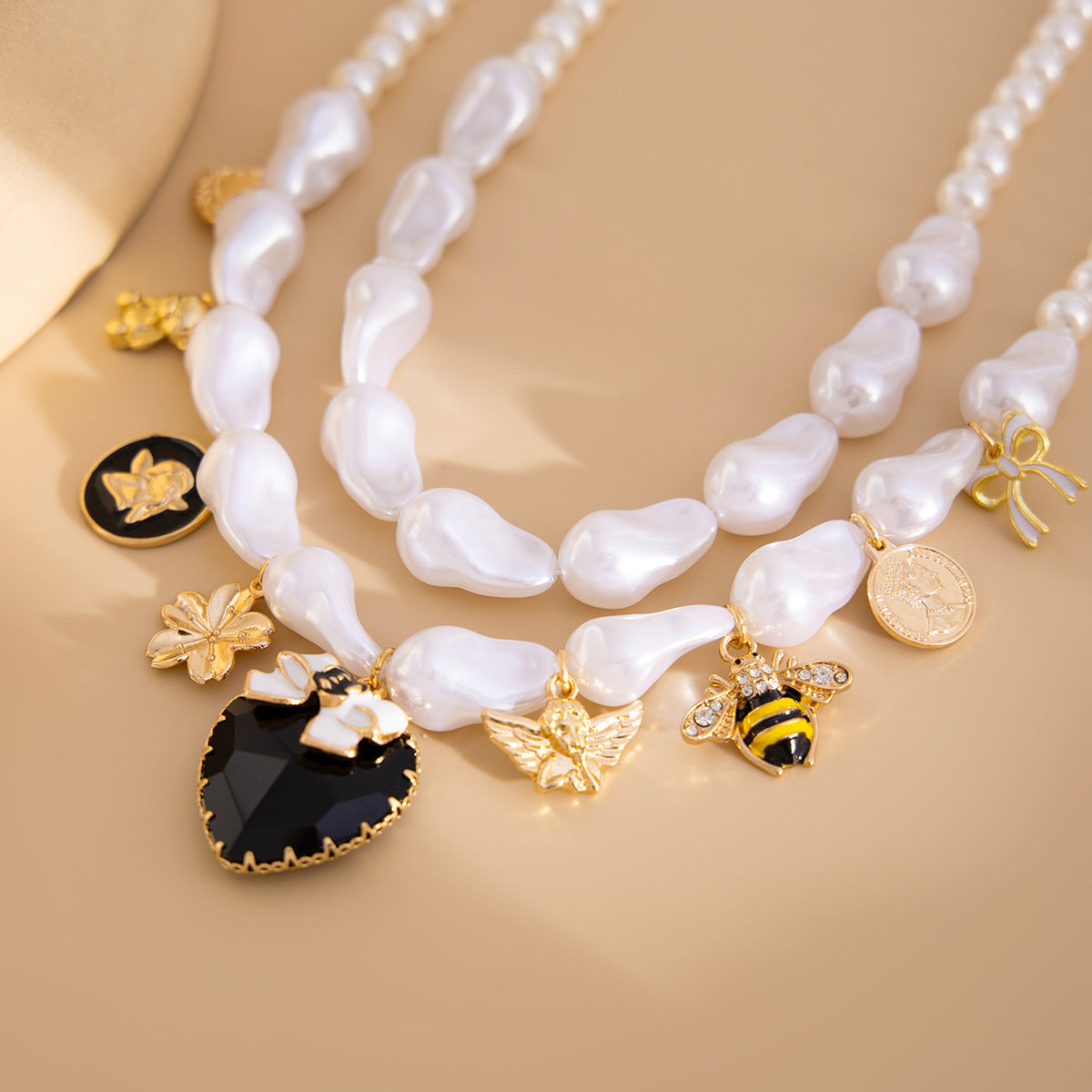 Collar doble de bichos aperlado