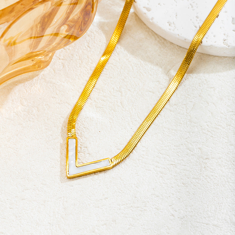 Collar planchado en V blanco