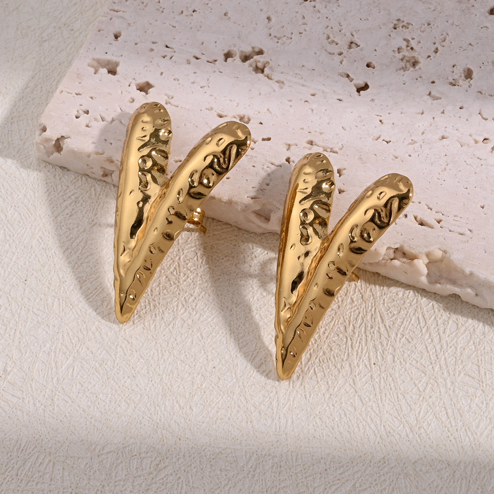 Aretes corazón estileto con textura