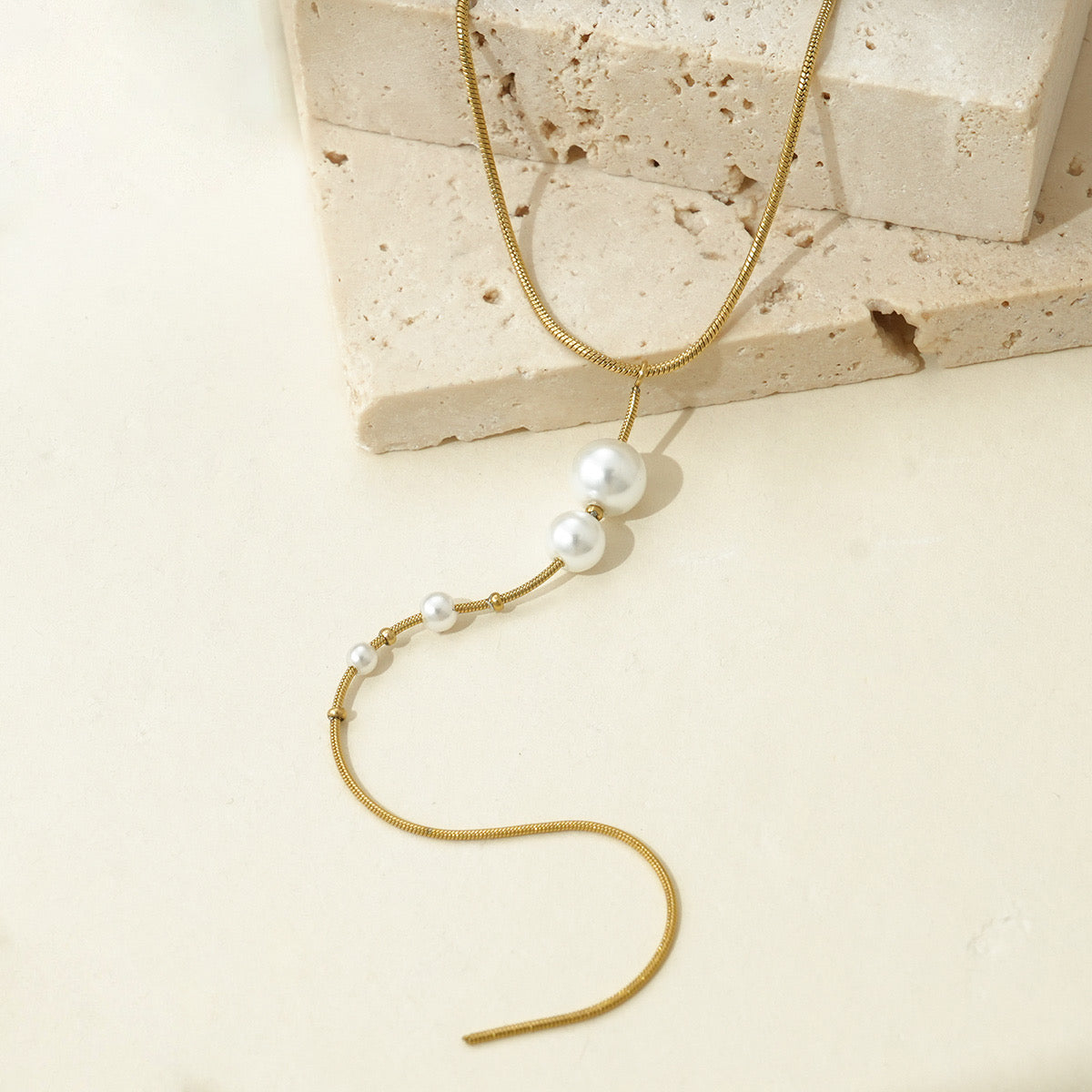 Collar corbatero perlitas elegante