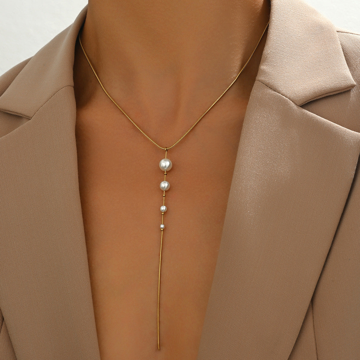 Collar corbatero perlitas elegante