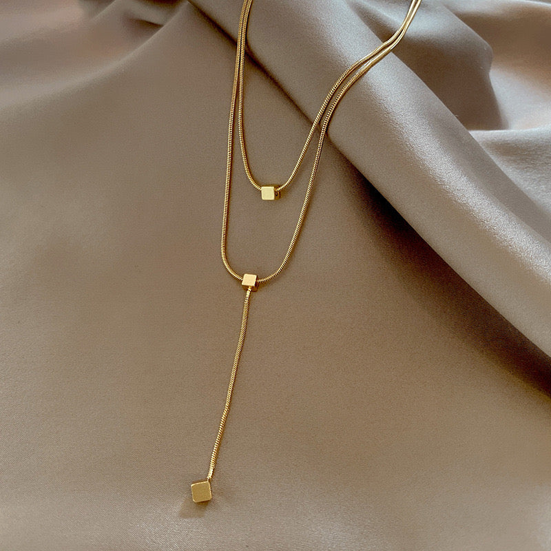 Collar doble con corbatero cuadrado