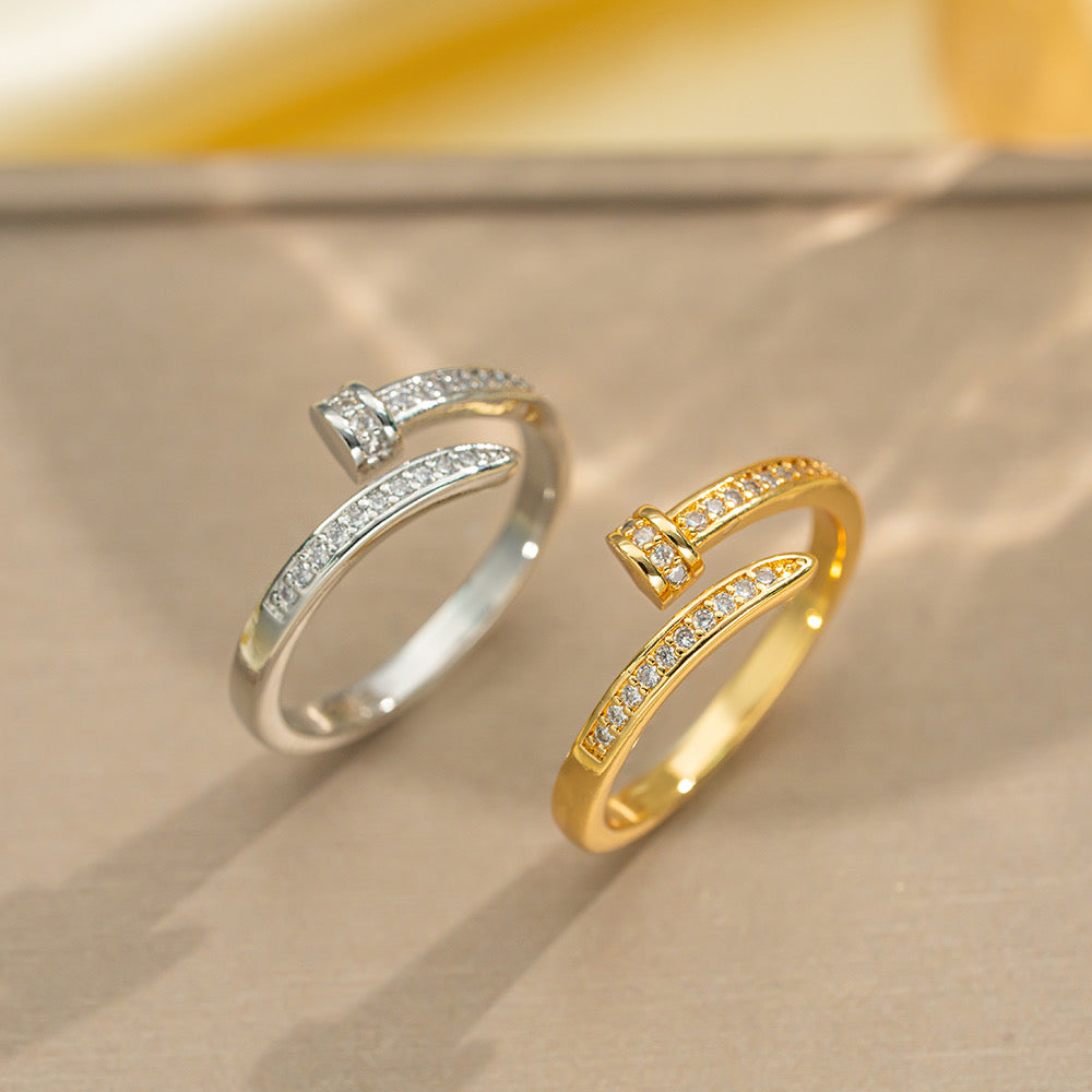Anillo clavo diamante cuadrado