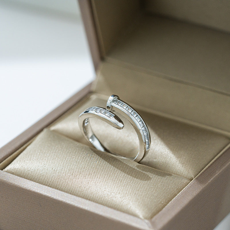 Anillo clavo diamante cuadrado
