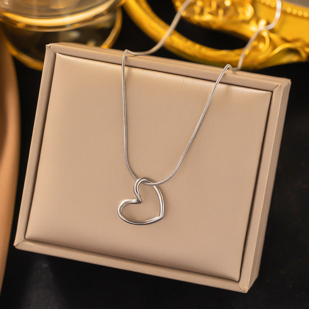 Collar corazón sencillo enlazado plata