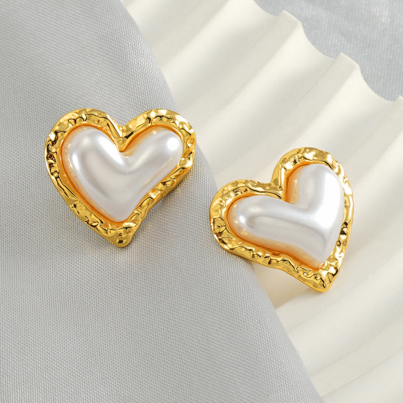 Aretes corazón torcido perla