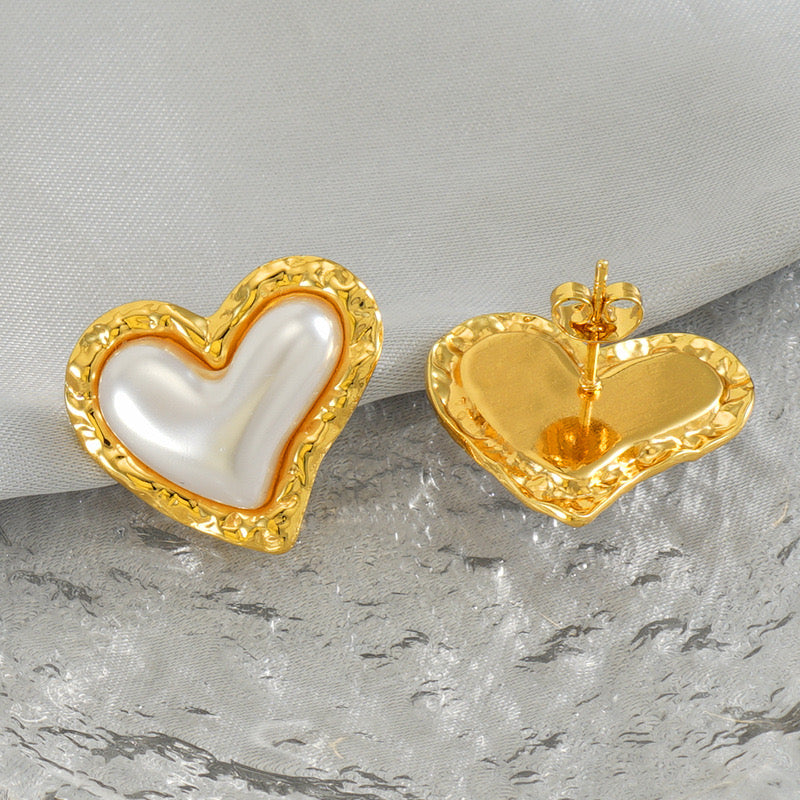 Aretes corazón torcido perla