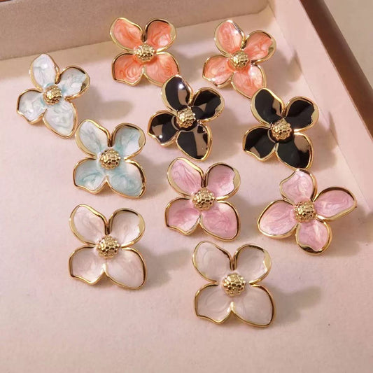 Aretes flor cuatro pétalos color