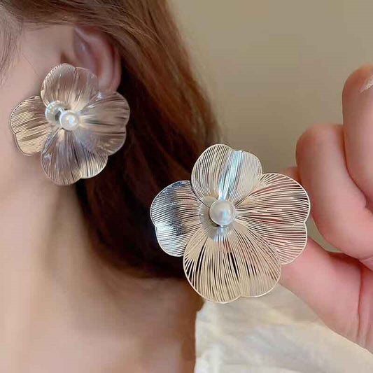 Aretes flor plateado con perla