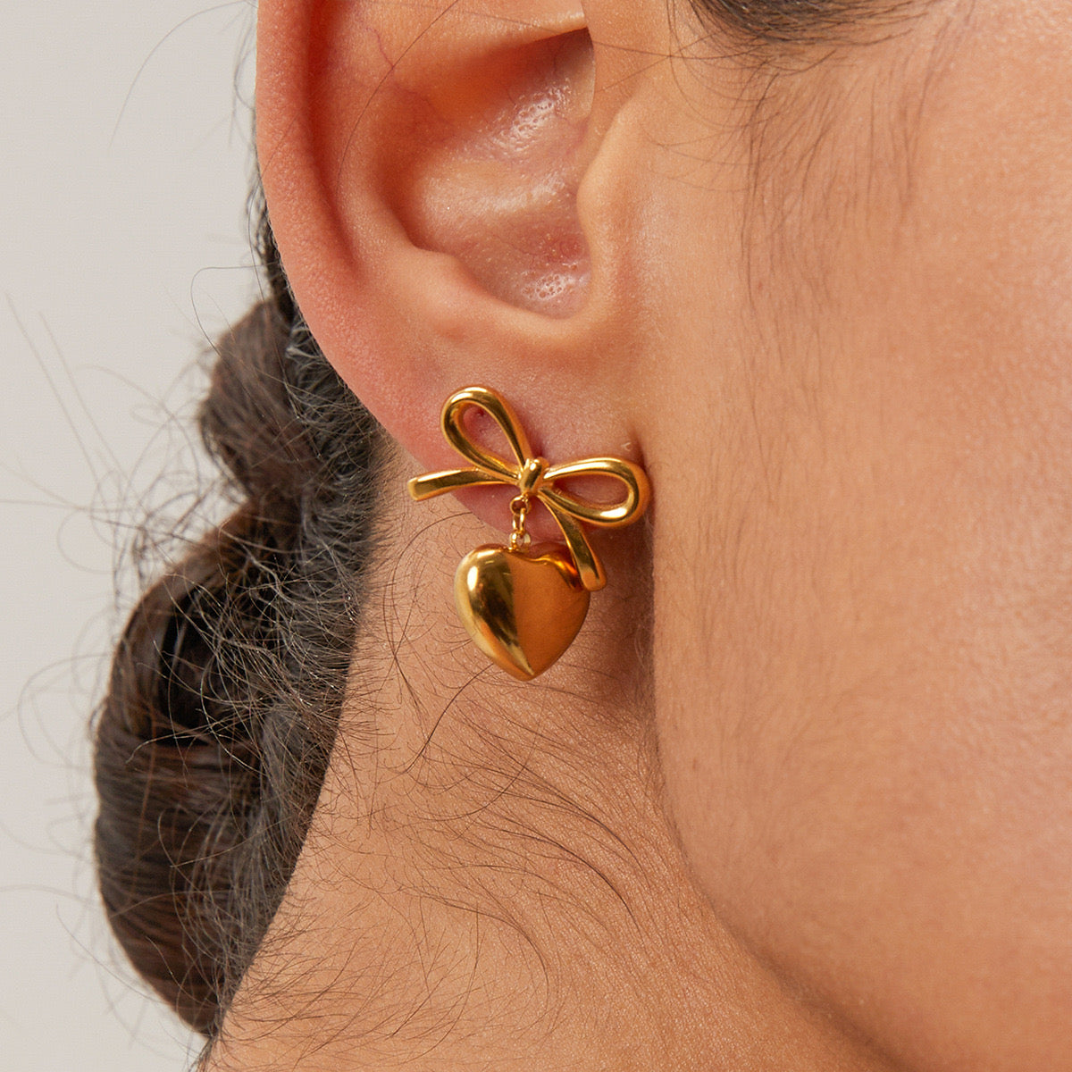 Aretes corazón dorado coquete