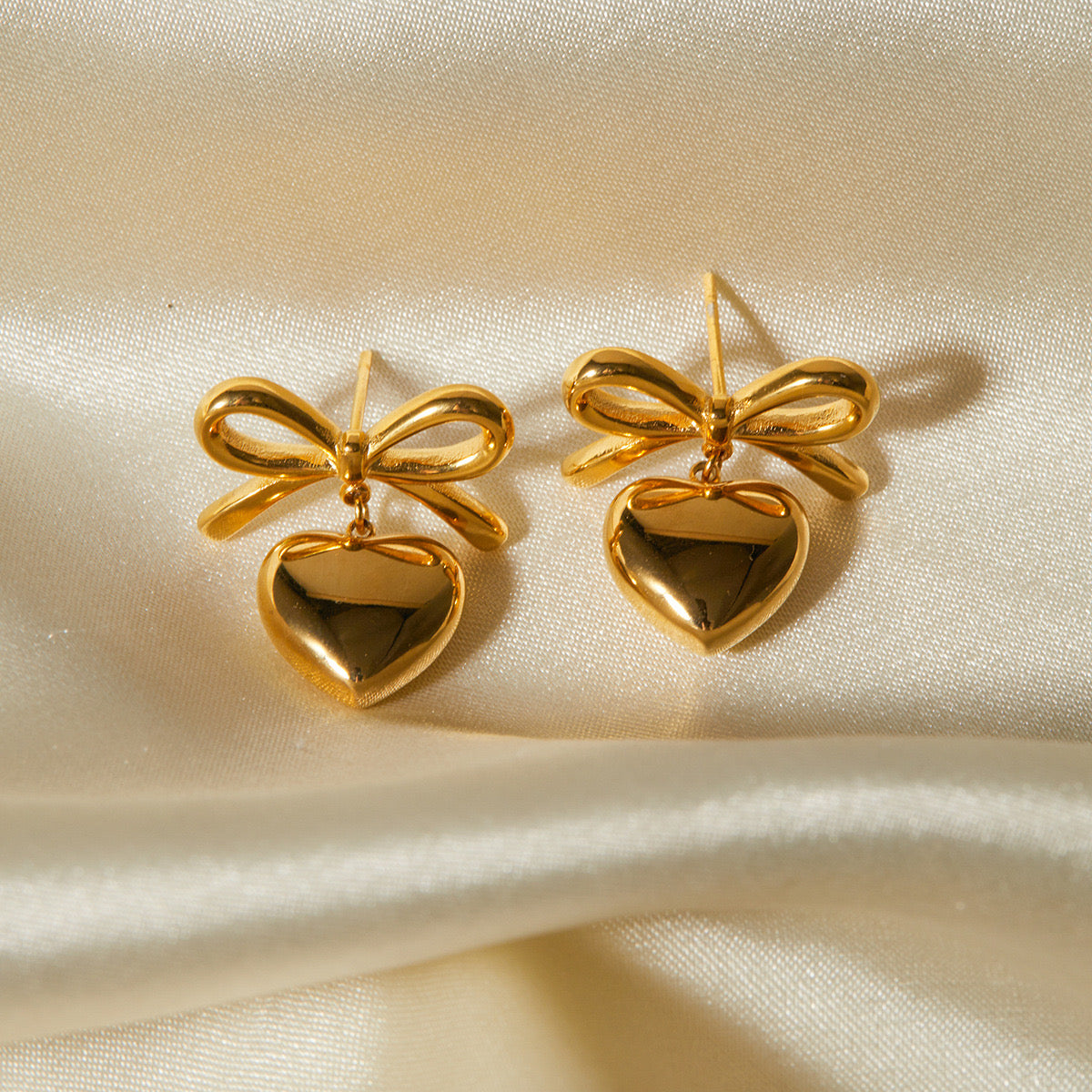 Aretes corazón dorado coquete