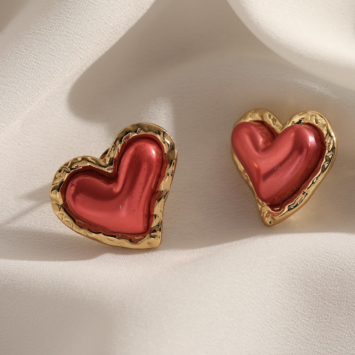 Aretes corazón aperlado rojo