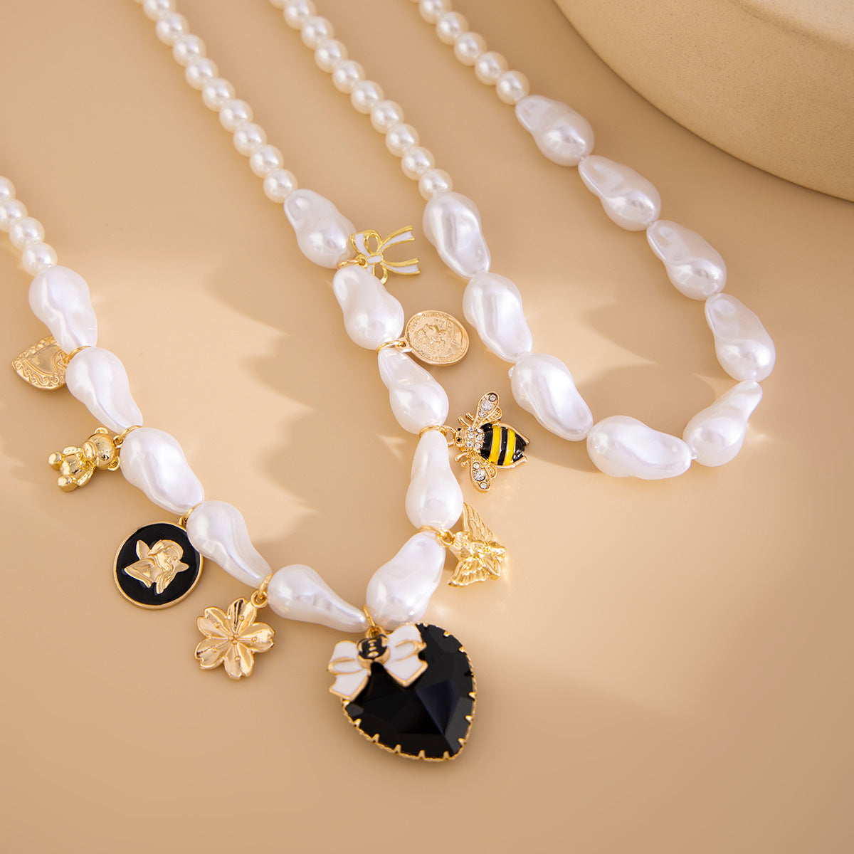 Collar doble de bichos aperlado