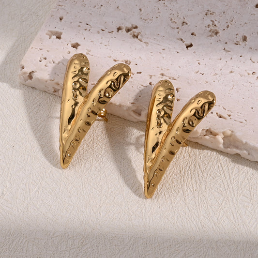 Aretes corazón estileto con textura