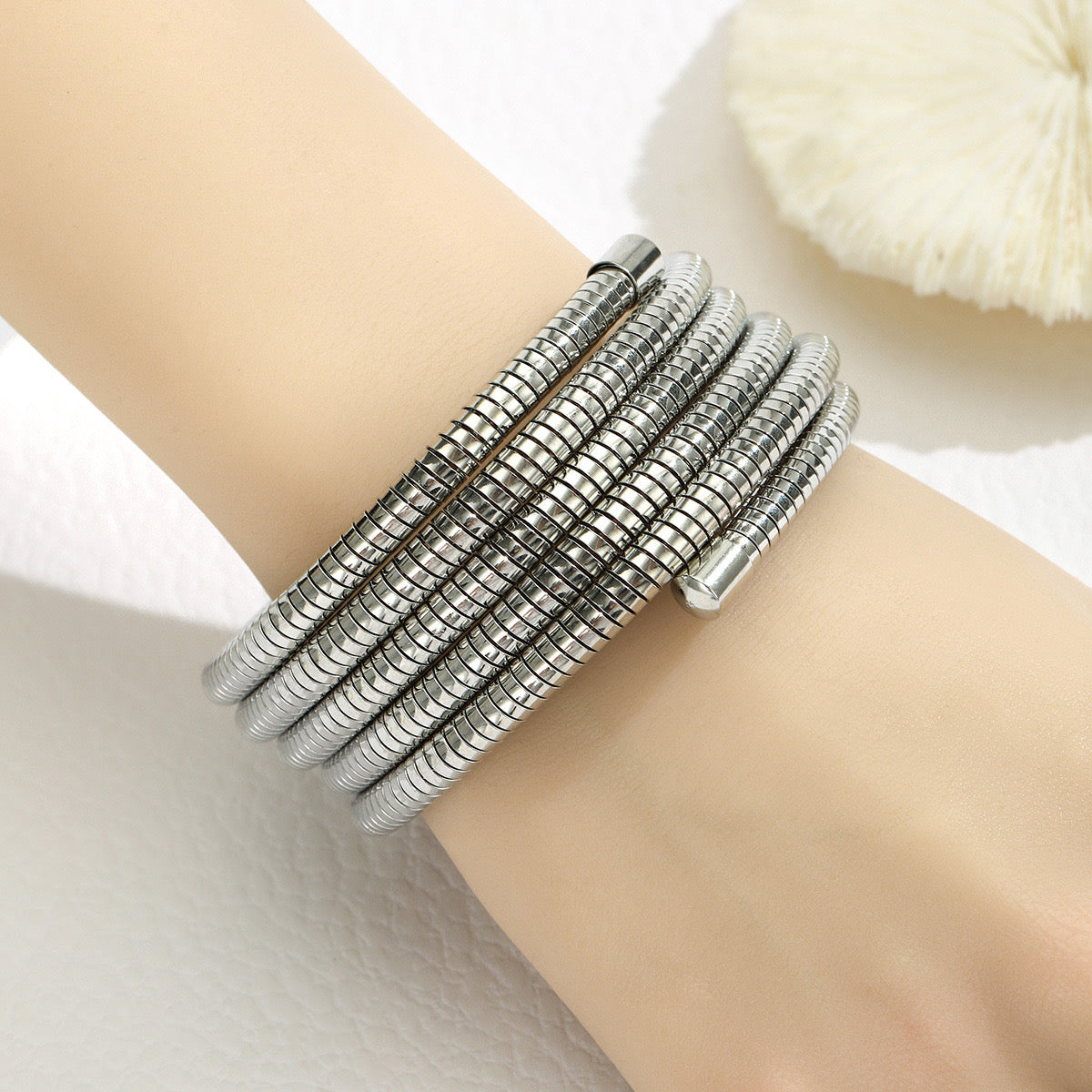 Pulsera enredada tipo gusano plata