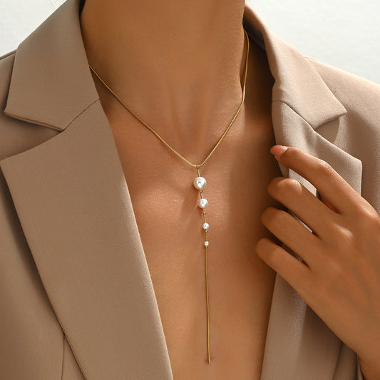 Collar corbatero perlitas elegante