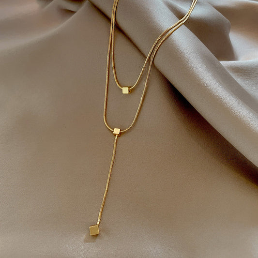 Collar doble con corbatero cuadrado