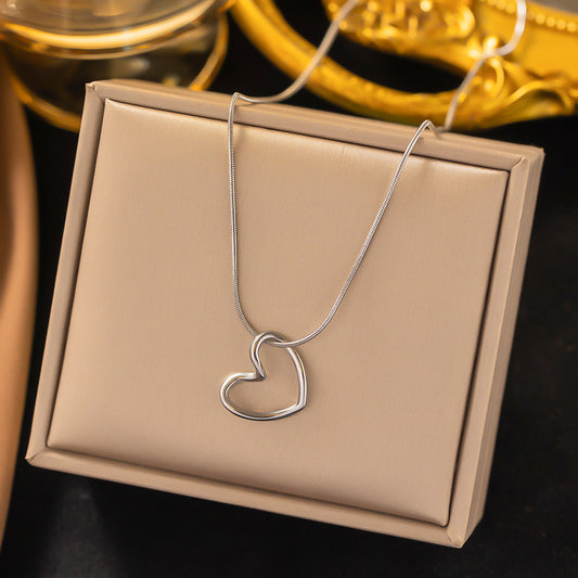 Collar corazón sencillo enlazado plata