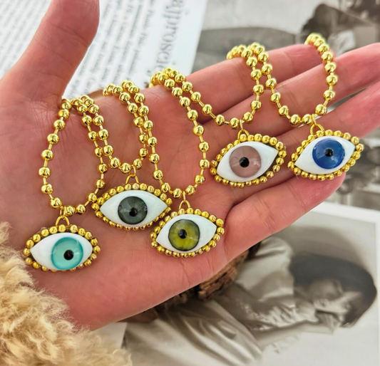 Collar ojo de cristal con bolitas